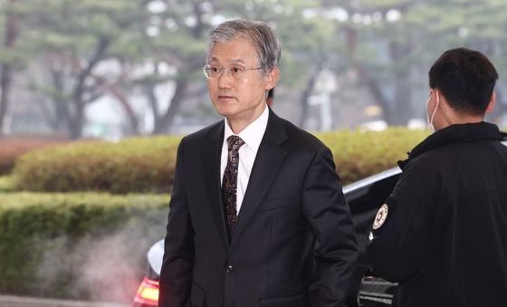 출근하는 조희대 대법원장