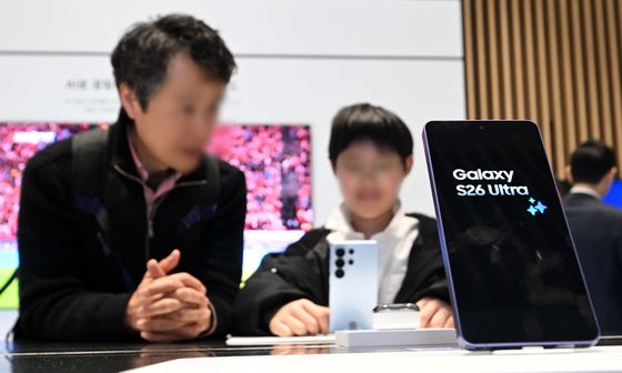 삼성전자 제품 살펴보는 주주들