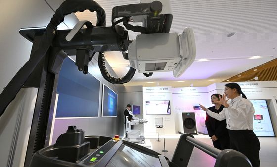 삼성전자 제품 살펴보는 주주들