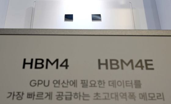 주주총회장에 전시된 HBM4, HMB4E 메모리