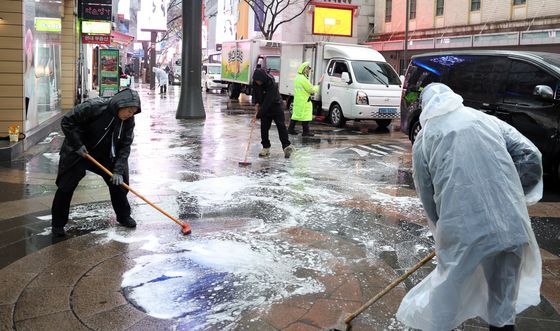 봄맞이 관광객 대비 명동 대청소