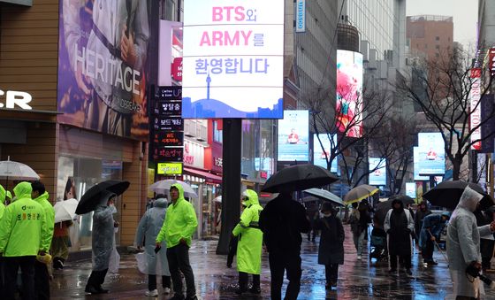 BTS 공연 앞두고 명동 거리 대청소