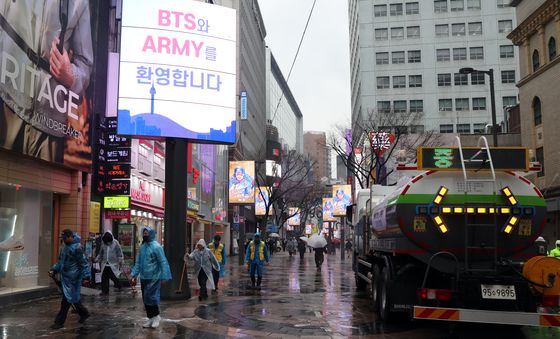 명동 물청소…BTS 공연·봄 관광객 맞이