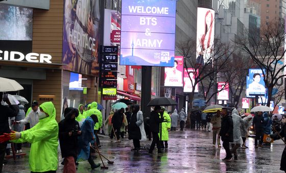 서울 중구청·상인, 명동 물청소로 손님맞이