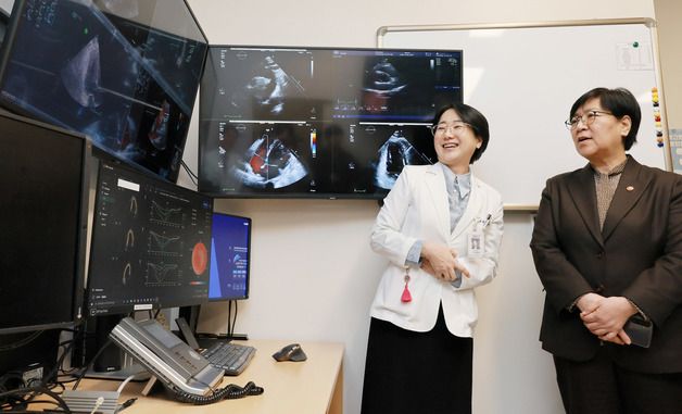 공공의료 AX 사례 시연 참관하는 정은경 장관