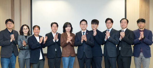 기념촬영하는 배경훈 부총리