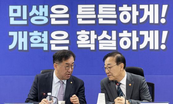 대화 나누는 맹성규 위원장과 김윤덕 장관