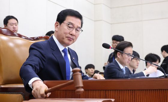 행안위 안건 상정하는 신정훈 위원장