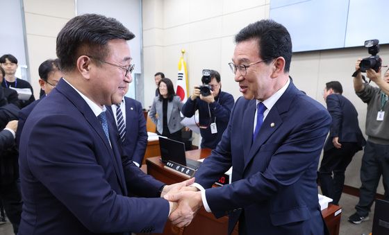 '중수청 설치법 통과' 인사하는 윤호중·신정훈