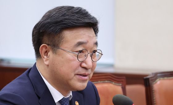 의원 질의 답변하는 윤호중 장관