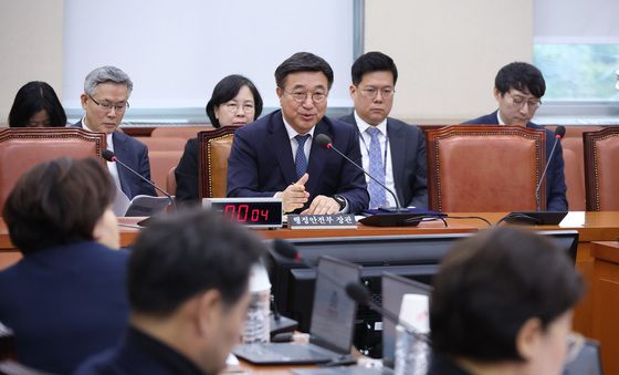 답변하는 윤호중 장관