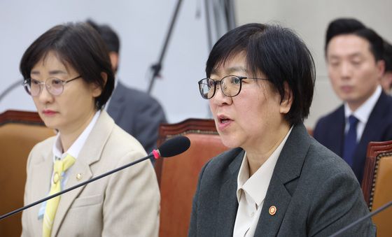 정은경 장관, 의원 질의 답변