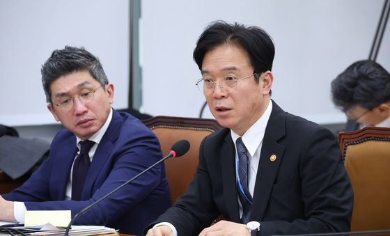 연금개혁특위 답변하는 김영훈 장관