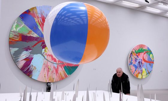 작품 둘러보는 데이미언 허스트