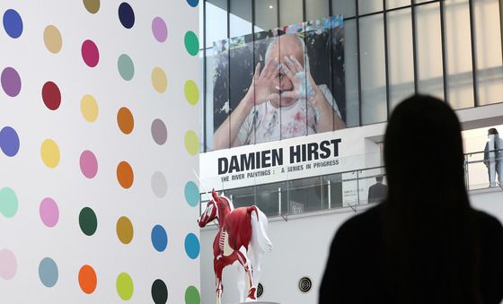 현대미술의 악동 허스트, 서울에 떴다