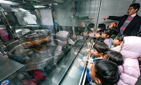 튀김 로봇 참관하는 학생들