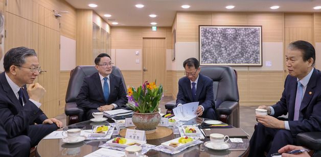 권오을 장관, 정성호 장관과 친일재산귀속법 재제정 협조 논의