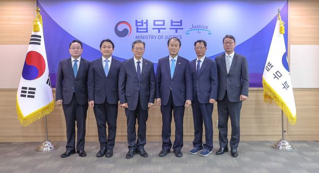 기념촬영하는 권오을 장관과 정성호 장관