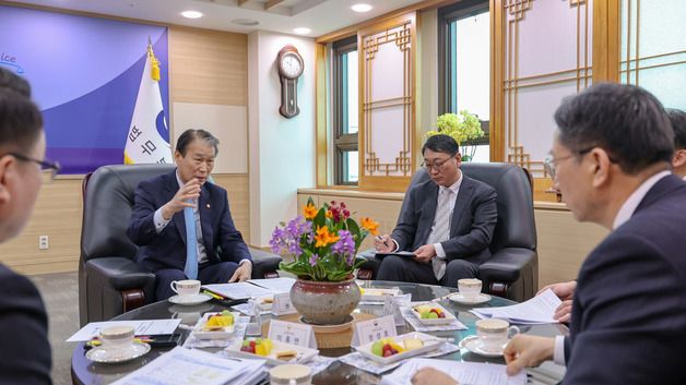 친일재산귀속법 재제정 논의하는 권오을 장관과 정성호 장관