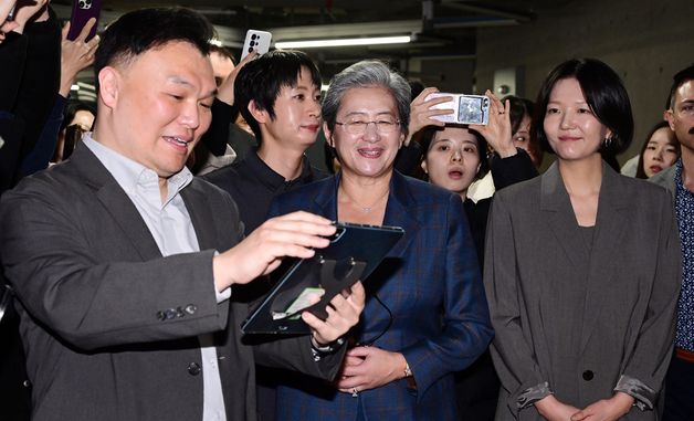 디지털트윈 전시 관련 설명 듣는 리사 수 CEO