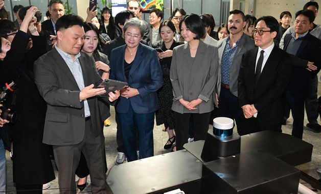 디지털트윈 전시 관련 설명 듣는 리사 수 최고경영자