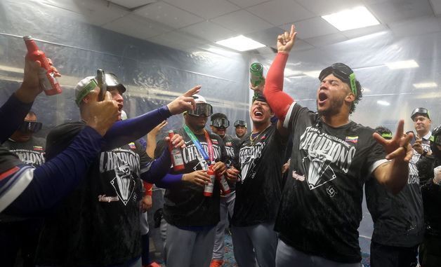 WBC 첫 우승 베네수엘라, 열광적인 샴페인 샤워