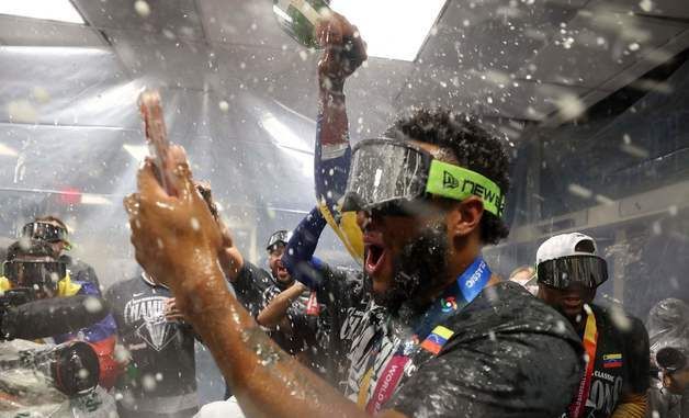 WBC 첫 우승 베네수엘라, 짜릿한 샴페인 샤워