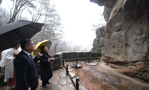 서산 용현리 마애여래삼존상 살펴보는 허민 국가유산청장