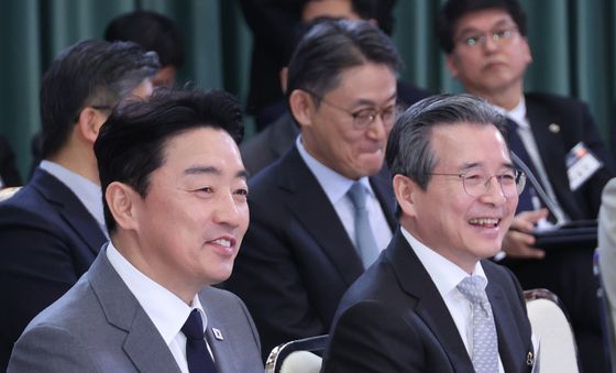 미소 짓는 강훈식 비서실장과 김용범 정책실장