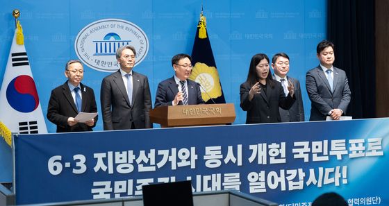 지방선거와 동시 개헌 국민투표로