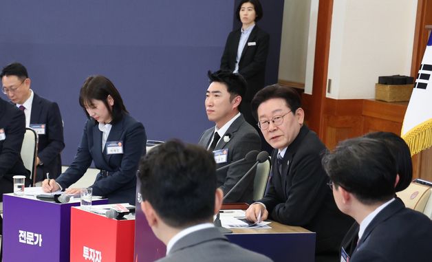 이재명 대통령, 자본시장 안정과 정상화 간담회 참석