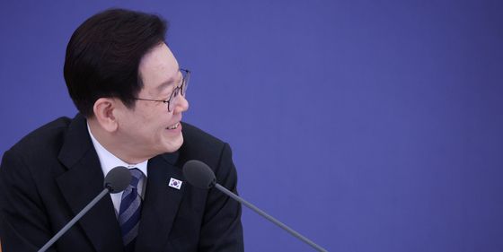 미소 짓는 이재명 대통령