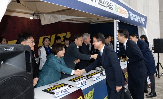 정치개혁 촉구 천막 농성장 찾은 한병도 민주당 원내대표