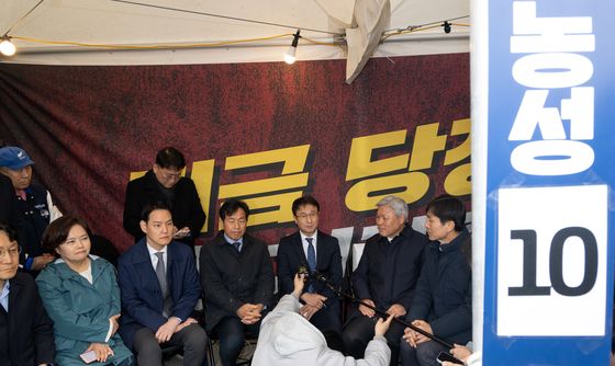 개혁진보 4당 천막 농성장 찾은 한병도 민주당 원내대표