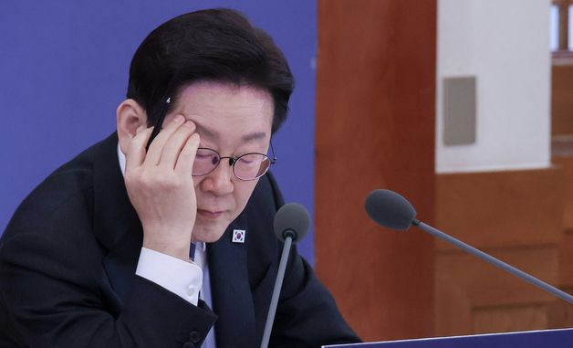 참석자 발언 경청하는 이재명 대통령