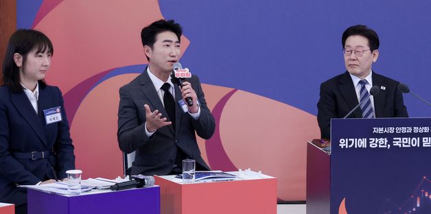 발언 경청하는 이재명 대통령