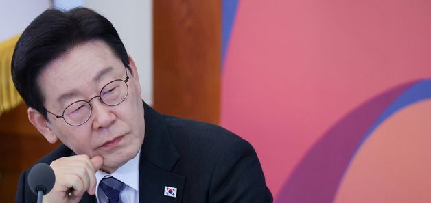 간담회 참석자 발언 듣는 이재명 대통령