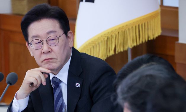 참석자 발언 경청하는 이재명 대통령