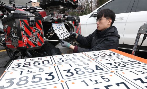 지역명 사라지고 크기는 커지고…이륜차 전국번호판 도입