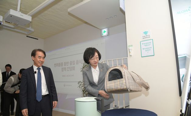 반려동물 용품 살펴보는 오유경 식약처장
