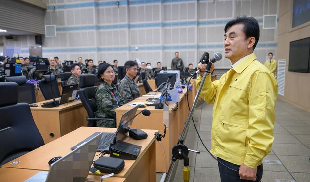 장병들에게 격려사하는 안규백 장관