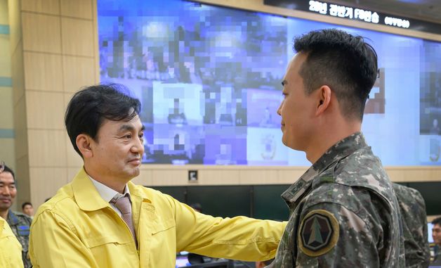 장병 격려하는 안규백 장관