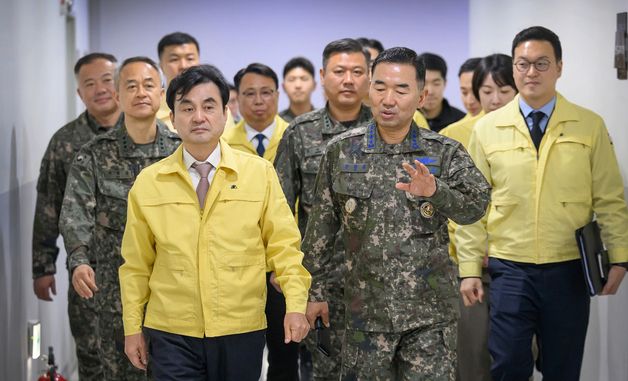 B-1 문서고 방문하는 안규백 장관과 진영승 합참의장
