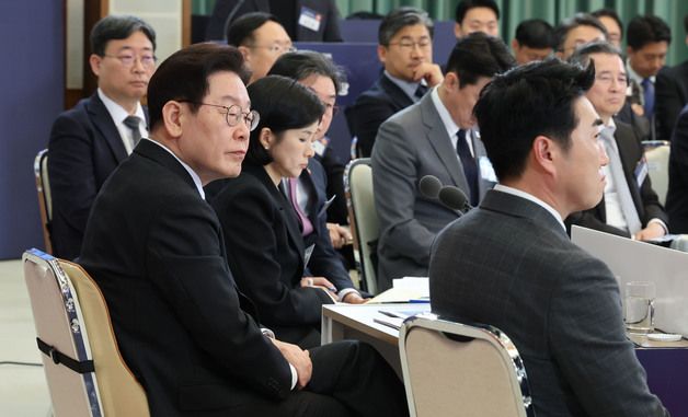 이재명 대통령, 자본시장 안정과 정상화 간담회 발언 경청