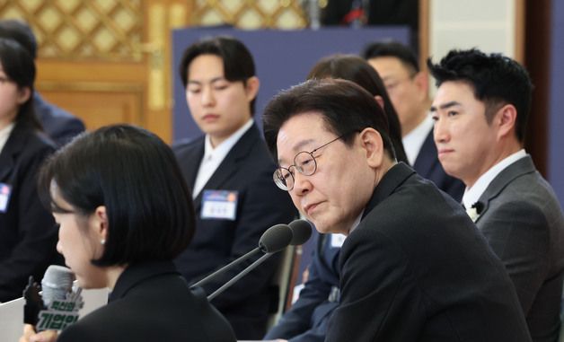 참석자 발언 듣는 이재명 대통령