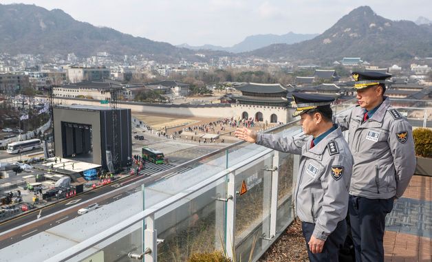 BTS 공연 무대설치 현장 살펴보는 박정보 서울경찰청장