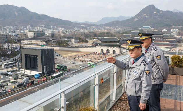 BTS 공연 무대설치 현장 살펴보는 박정보 서울경찰청장