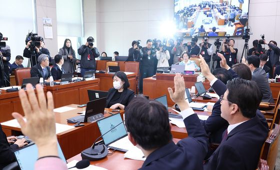 거수 표결하는 법사위