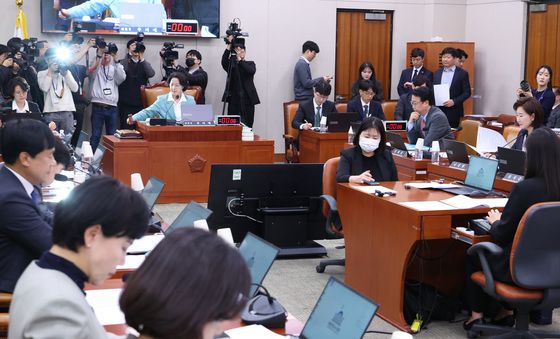 의사봉 두드리는 추미애 위원장