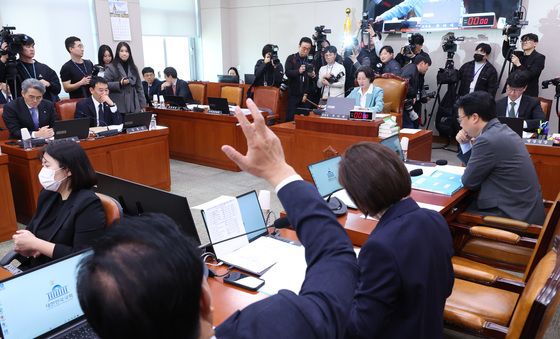이의 속 안건 상정하는 추미애 위원장